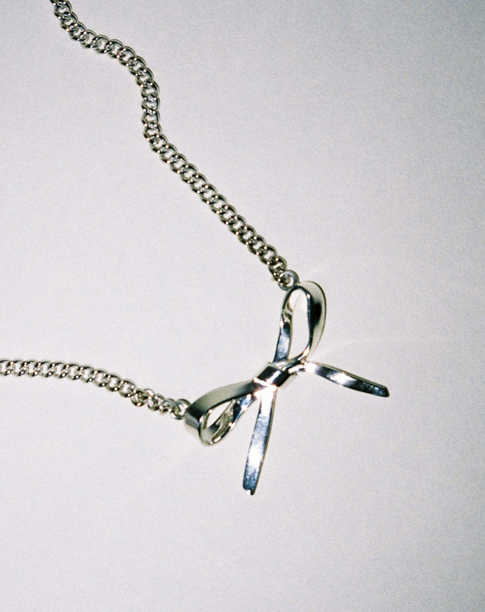 Silver bow necklace 