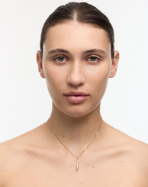 Woman wearing a gold sardine necklace set with diamonds