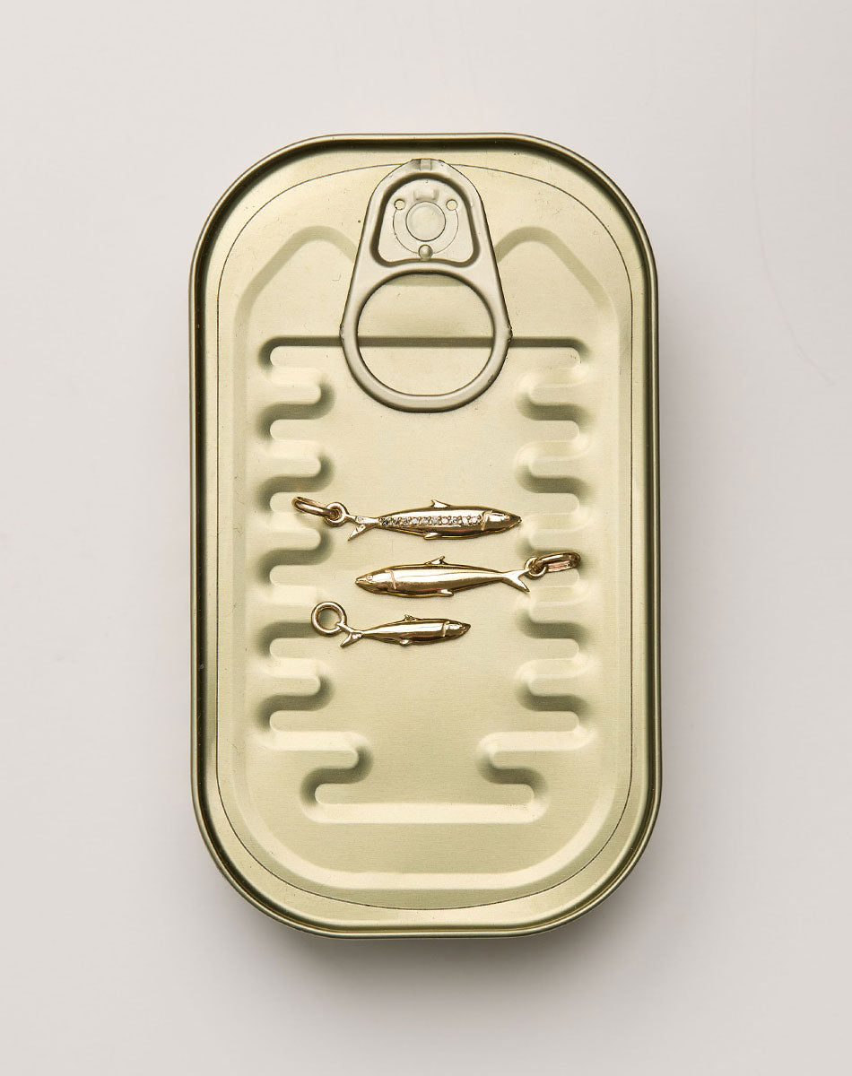 Gold-colored can with sardine charms  