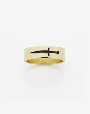 A 9ct yellow gold ring featuring an etched and oxidised dagger design on a band.