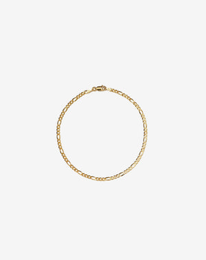 A gold Figaro fine chain bracelet 